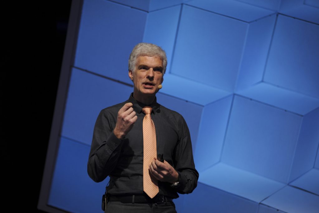 Andreas Schleicher hält eine Rede